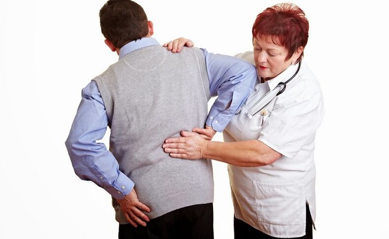 vyšetrenie pacienta lekárom na bolesti chrbta