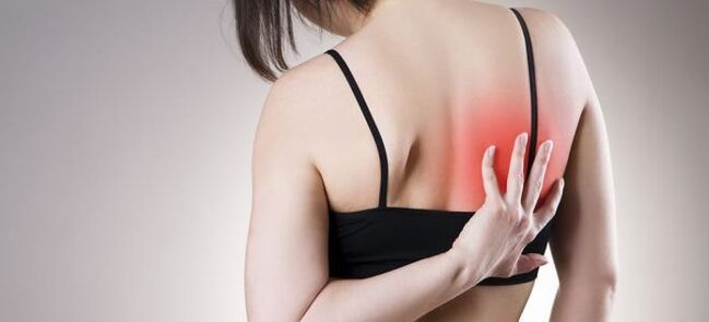 Zvýšená bolesť chrbta pri pohybe je znakom hrudnej osteochondrózy